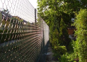 Grüner Maschendrahtzaun Kermer nacher