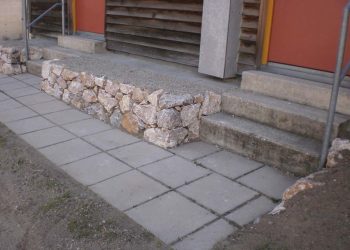 Natursteinmauer als Einfassung