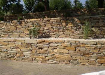 Natursteinmauer mit Bepflanzung