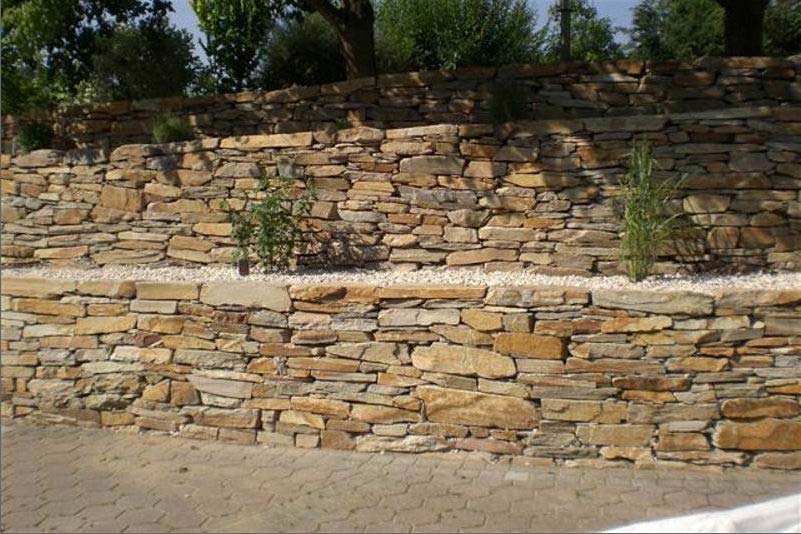 Natursteinmauer mit Bepflanzung