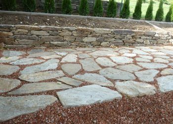 Natursteinplatten Hartgneis in Splitt verlegt