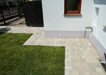 Pflasterung entlang vom Haus