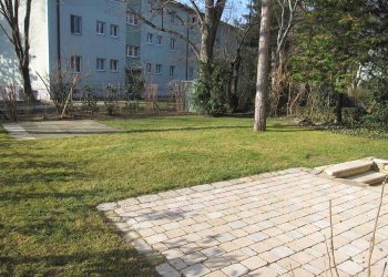 Terrasse aus gemischten Betonsteinen mit Graniteinfassung